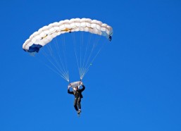 【中国体彩网】英超官推盛赞加布里埃尔，伤病中不屈的庆祝，诠释足球真谛