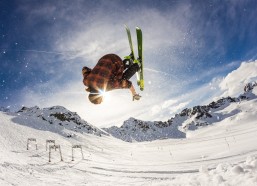 【中国体育彩票】欧冠第六轮，巴塞罗那主场2-1力克法兰克福，小组赛以胜利收官