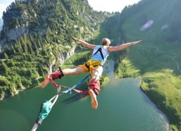 中国体彩网：现场直击，国足赛后与远征军温情合影，球迷比心点燃绿茵温情时刻