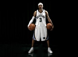 【中国体彩网】梅西杯激战揭幕，传奇双星现场见证巴萨与河床青年军对决