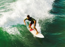 足彩网_深夜锻炼遇科技天眼，足坛名帅骑车被无人机偷拍引隐私争议